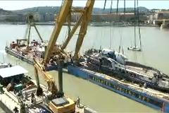 Potopenou výletní loď vytáhli z Dunaje. Operace trvala sedm hodin