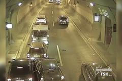 Řidič v Blance prudce zastavil, další za ním bourali. Zablokovali celou Prahu