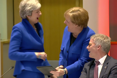 Merkelová se s Mayovou před odložením brexitu nasmály. Důvodem měly být jejich kostýmy