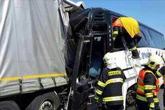 U Litovle se srazil autobus plný dětí s nákladním vozem. Zranění utrpělo patnáct lidí