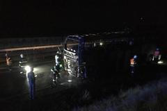 Na dálnici D46 hořel polský autobus. Hasiči evakuovali 49 lidí