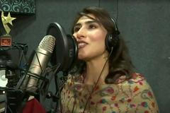 Raději by měl zpívat zbožné písně. Navzdory všemu se Pákistánka stala zpěvačkou