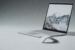 Surface Go je malý, uvnitř ale schovává opravdový počítač. Hodí se pro školáky