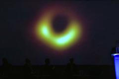 Vědci zveřejnili unikátní snímek okraje černé díry