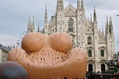 Obří nahé tělo mělo upozornit na týrání žen