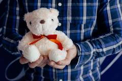 Muž a medvídek - hračka - plyšák  - dospělý