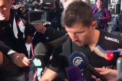 Bizarní incident na letišti: kapitán fotbalistů mluvil do štětky na nádobí