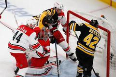 Brankář Caroliny Petr Mrázek jen přihlíží dalšímu gólu Bostonu ve své síti