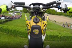 Filip Podmol přeskočil Taxisův příkop na motorce