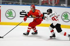 Jevgenij Dadonov a Dominique Heinrich v zápase Rusko - Rakouskou na MS 2019