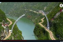 Čína staví vysoko v horách nad Mekongem jeden z nejdelších obloukových mostů