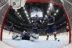 6. finále NHL 2018/19, St. Louis - Boston: Domácí brankář Jordan Binnington inkasuje od Davida Pastrňáka gól na 1:4.
