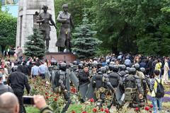 Prezidentské volby v Kazachstánu doprovázely protesty tisíců lidí.