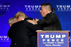 Ochranka odvádí Donalda Trumpa z pódia v Renu