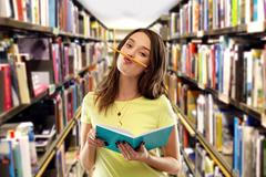 studentka knihovna univerzita škola ilustrační foto