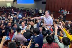 Bitka v hongkongském parlamentu