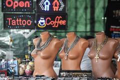 Foto: Vyklízení Holešovické tržnice. Nevěstinec se brání, trhovci nasazují obří slevy