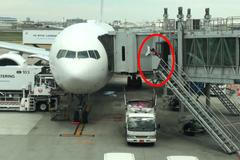 Vynášet odpadky z obřího boeingu je snadnější než z bytu. Pomůže gravitace