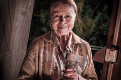 Teroristka s Janžurovou je Tarantino pro důchodce. Zneužívá velmi dobré herce