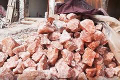 Proč je růžová "himalájská" sůl tak drahá?