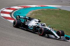 Valtteri Bottas v Mercedesu v kvalifikaci na Velkou cenu Číny.