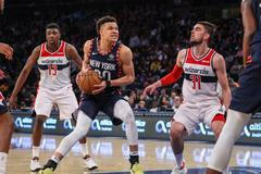 Tomáš Satoranský sleduje, co s míčem vymyslí Kevin Knox z New York Knicks