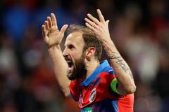 Roman Hubník slaví výhru nad AS Řím a postup do Evropské ligy