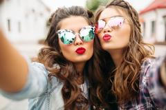 selfie mobil našpulené rty rtěnka ilustrační foto