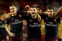 Mesut Özil, Sead Kolasinac a Sokratis Papastathopoulos po SF Evropské ligy ve Valencii