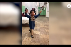 Afghánský chlapeček sdílí radost z prostetické nohy