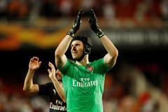 Brankář Arsenalu Petr Čech po skončení odvety semifinále fotbalové Evropské ligy proti Valencii