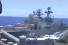 Americký křižník Chancellorsville míjí ruskou loď Admiral Vinogradov.