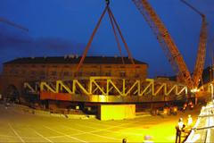 Největší kolový jeřáb v akci. Usadil mostní konstrukci na Negrelliho viadukt