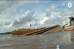 V Brazílii narazila loď do mostu, dvě auta spadla do řeky