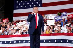 Donald Trump během mítinku na Floridě.