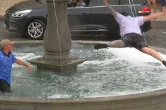 Rozdivočelí angličtí fanoušci proměnili historickou kašnu v plavecký bazén