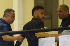 Neymar strávil dvě hodiny na policii. Vysvětloval zveřejnění vyzývavých fotek