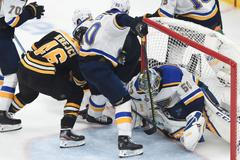 David Krejčí, český útočník Bostonu, se v pátém finálové utkání marně snaží překonat brankáře St. Louis Jordana Binningtona