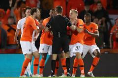 Nizozemci se u rozhodčího Clementa Turpina dožadují zrušené anglického gólu v semifinále Final Four fotbalové Ligy národů