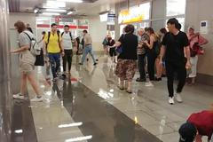 Zatopené metro, zmáčené šaty a proudy vody. Prahu překvapil přívalový déšť