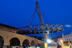 Negrelliho viadukt a obří jeřáb