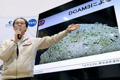 Tisková konference japonské agentury JAXA k tomu, že její sonda vytvořila kráter na asteroidu Ryugu.