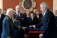 Miloš Zeman povyšuje Emila Bočka do generálské hodnosti, 8. května 2019.