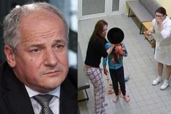 Doktorka ignorovala dítě v kaluži krve. Lehce selhala, míní náměstek ministra