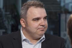 Elektroauta pošlou na dlažbu tisíce lidí, baterie jsou drahé a nepraktické, říká Frei