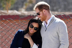 Zamilované pohledy, společné ochutnávání, věčné doteky. Láska Meghan a Harryho je pohádková