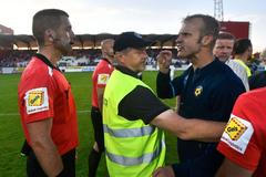 Kapitán Jihlavy Lukáš Vaculík a rozhodčí Martin Nenadál po odvetě baráže o účast ve fotbalové Fortuna:Lize