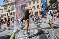 Vedro v Praze; teplo, slunce, voda, léto, turisté, koupání, osvěžení, žár, Žluté lázně, Staroměstské náměstí