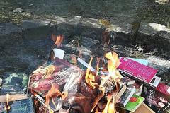 Polští kněží pálí knihy