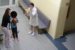 Policie stíhá kvůli selhání lékařů čtyři osoby. Zrůdnost, komentuje případ režisérka